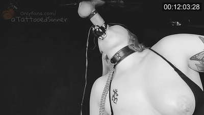 Maanyag nga babaye nga adunay perpekto nga tits sa gloryhole